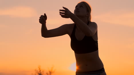 Servir-Voleibol-De-Recepción-Hermosa-Mujer-En-Bikini-En-La-Playa-Al-Atardecer.